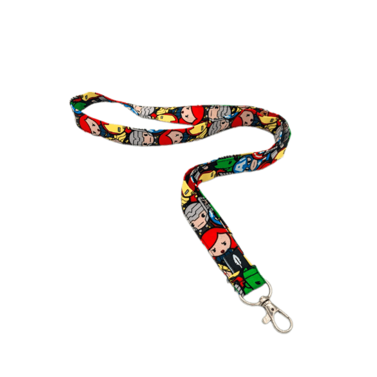 Lanyard HATVENGER de poliéster con un diseño de superhéroes, ideal para profesionales sanitarios y amantes de los héroes.