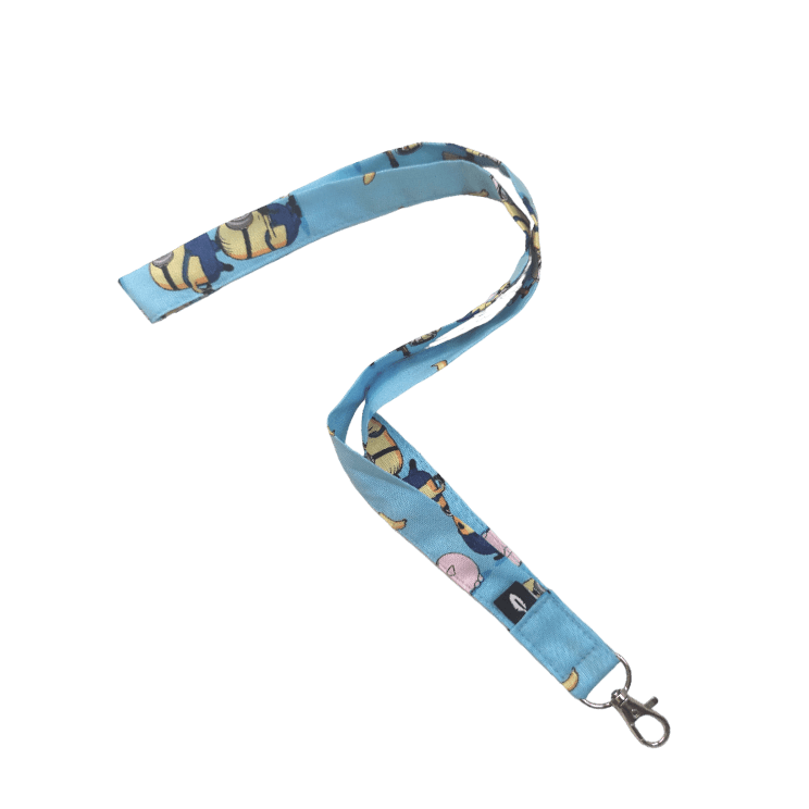 Lanyard Minions Robin Hat.  Añade un toque de fantasía a tu rutina diaria con el lanyard MINIONS. Este diseño presenta imágenes de Minions, en un estampado lleno de color y encanto.