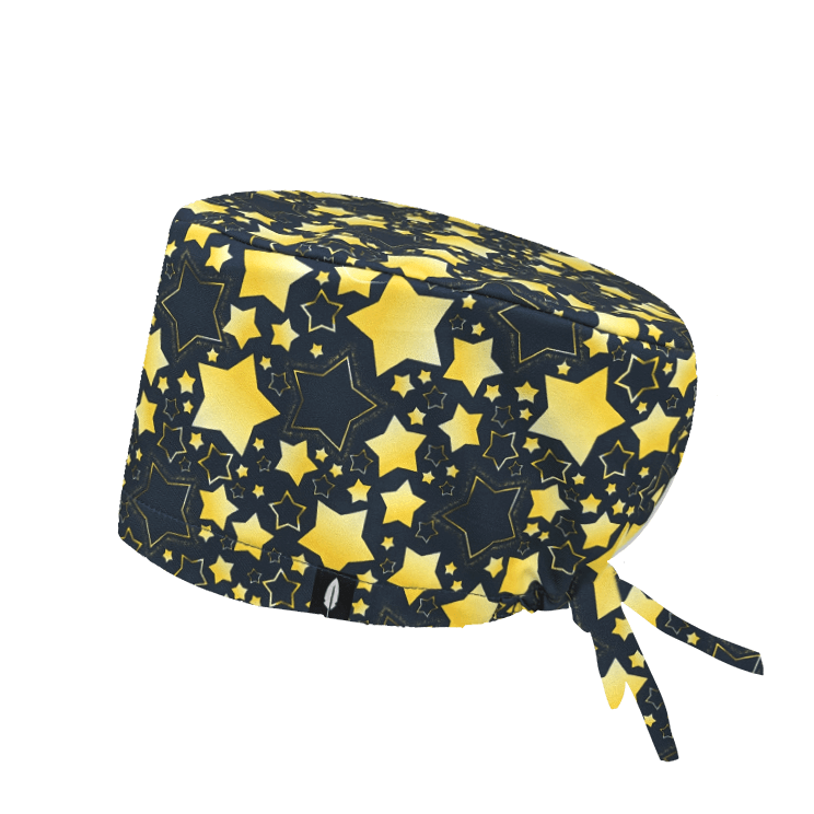Gorro quirúrgico Magic Stars con un alegre estampado de estrellas sobre fondo azul marino