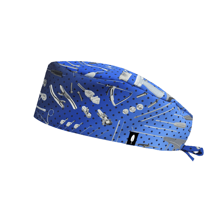 Gorro de quirófano TRAUMA KIT. Su diseño de instrumental quirúrgico lo hace ideal para profesionales médicos que desean destacar.