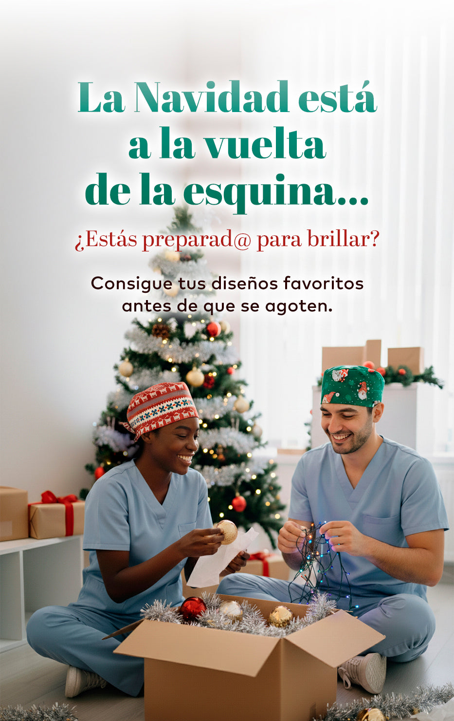 Primer plano de enfermeros con gorros sanitarios de Navidad preparando la decoración navideña, versión móvil.