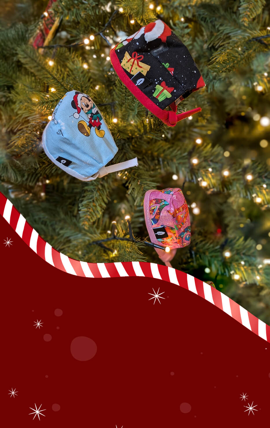 Banner navideño de Robin Hat con gorro quirúrgicos estampado de cómic y luces festivas.