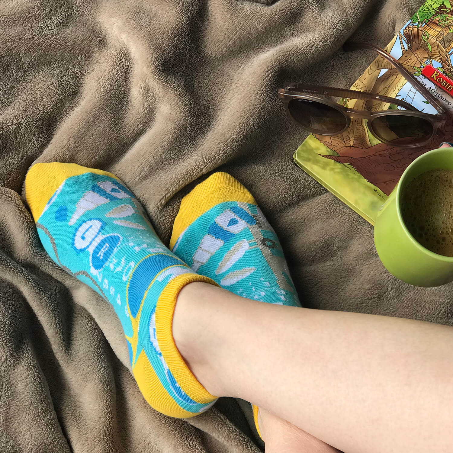 Calcetines tobilleros Vision Robin Socks en momento de relax - Calcetines divertidos para enfermeras y médicos fuera del hospital