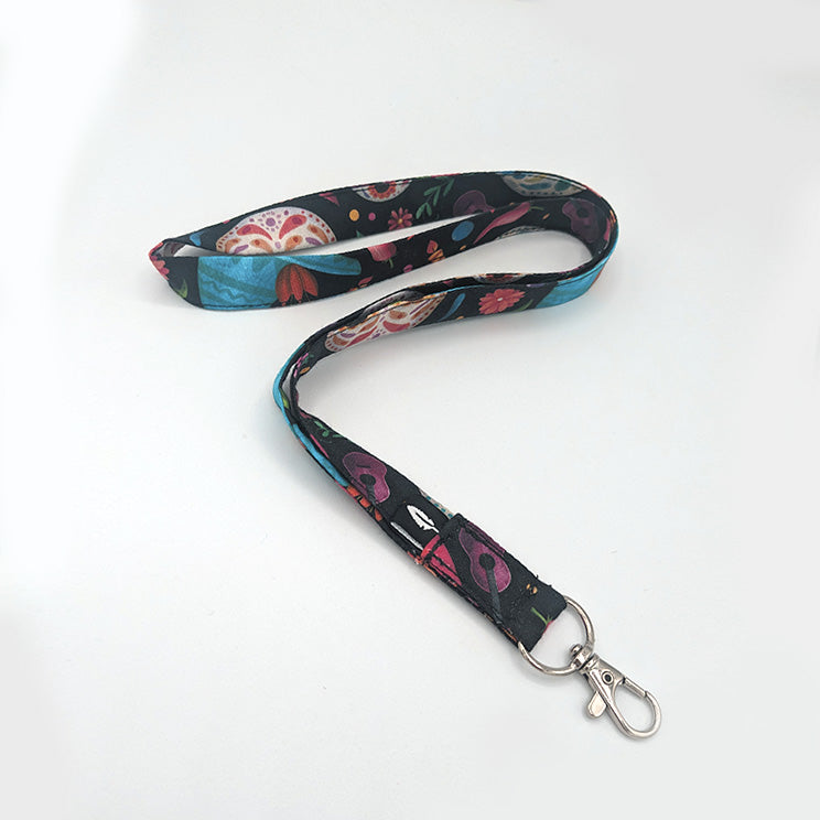 Con el lanyard COCO, celebra la belleza y la cultura del Día de los Muertos. Su diseño vibrante y detallado está lleno de simbolismo y color, ideal para quienes buscan un accesorio lleno de vida y estilo.