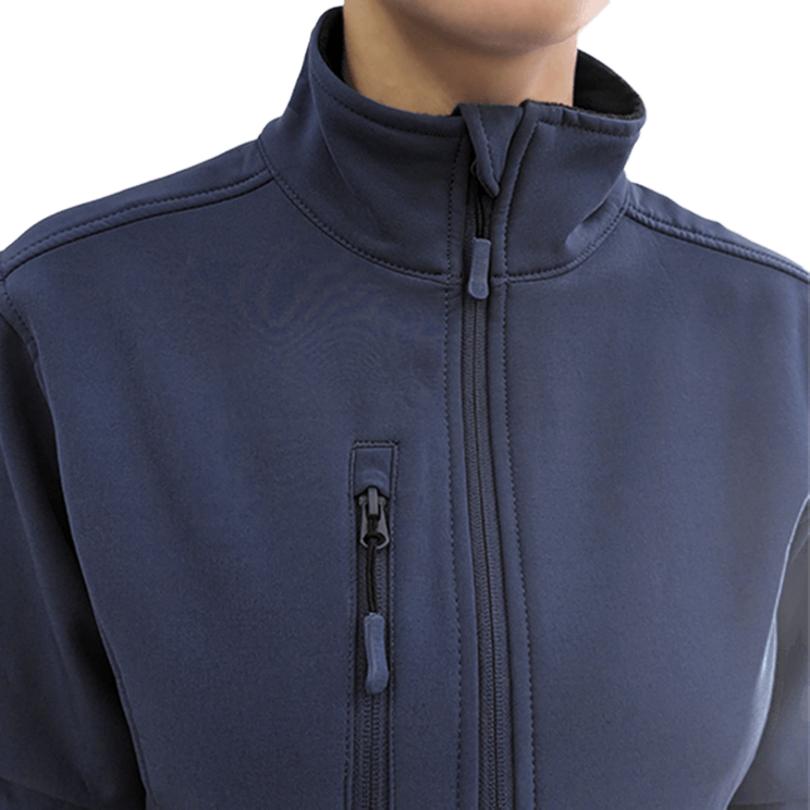 Chaqueta softshell azul marino para mujer sanitaria, elegante y funcional. Robin Hat.
