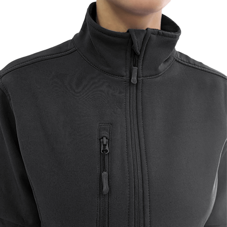 Chaqueta softshell negra para mujer sanitaria, elegante, resistente y perfecta para entornos hospitalarios. Robin Hat.