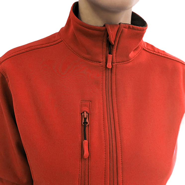 Chaqueta softshell roja para mujer sanitaria, con tejido cálido y diseño funcional. Robin Hat.