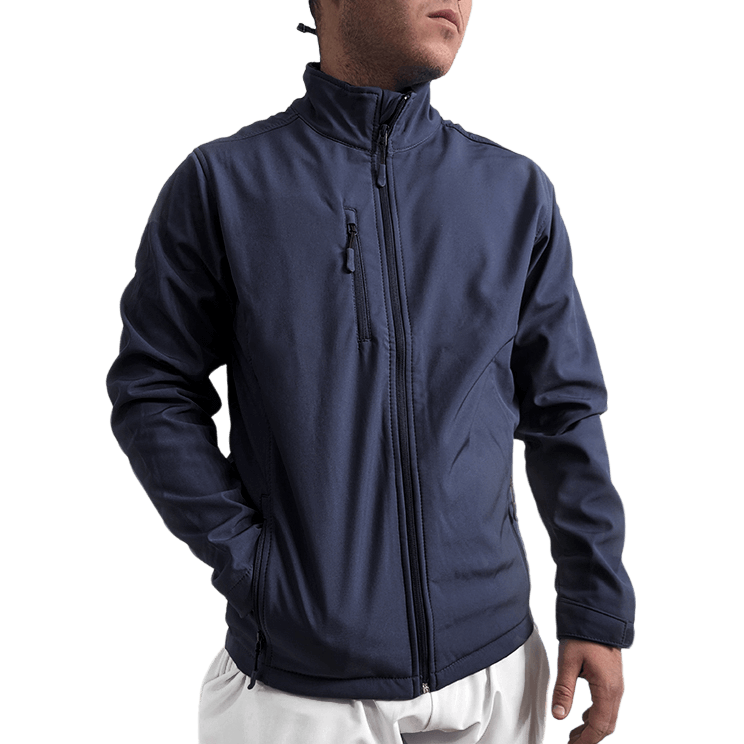Chaqueta médica azul marino softshell, incluye cierre de cremallera, puños ajustables y múltiples bolsillos, diseñada para enfermeros y médicos.