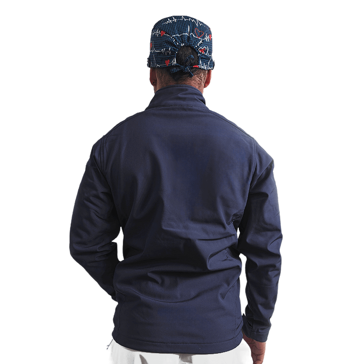 Chaqueta sanitaria azul marino softshell, equipada con cierre resistente, ajustes en las mangas y bolsillos funcionales, perfecta para profesionales de la salud.