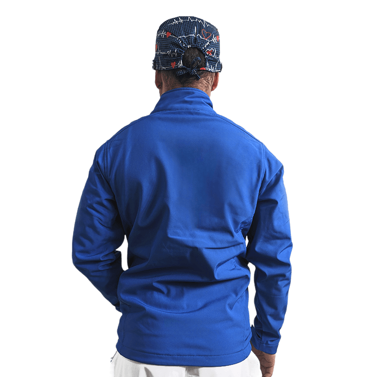 Chaqueta sanitaria azul softshell, equipada con cierre seguro, ajustes en las mangas y bolsillos prácticos, perfecta para uso diario en hospitales y clínicas.