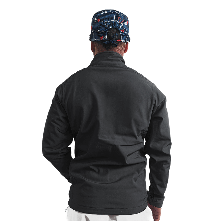 Chaqueta sanitaria negra softshell, equipada con cierre resistente, ajustes en las mangas y bolsillos funcionales, perfecta para entornos clínicos.