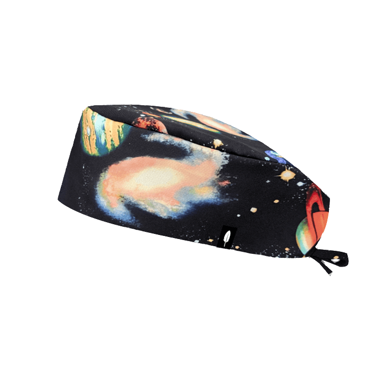 Gorro de quirófano con un&nbsp;diseño del cosmos sobre fondo negro. Muestra planetas, estrellas y constelaciones 