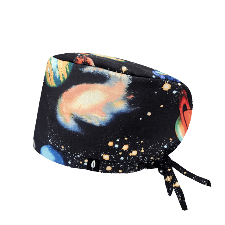 Gorro de quirófano con un&nbsp;diseño del cosmos sobre fondo negro. Muestra planetas, estrellas y constelaciones 