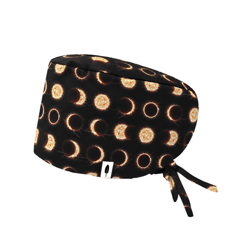 Gorro quirúrgico pelo largo ECLIPSE SOLAR de Robin Hat con eclipses y coronas solares doradas sobre fondo negro, diseño espacial llamativo