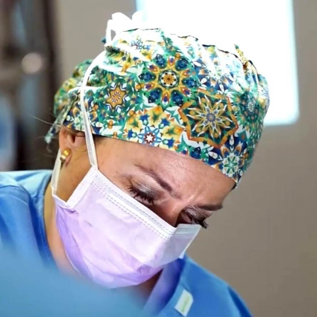 Gorro quirúrgico Alhambra con mosaico de azulejos andaluces en azul, verde y amarillo - Diseño inspirado en Granada Robin Hat