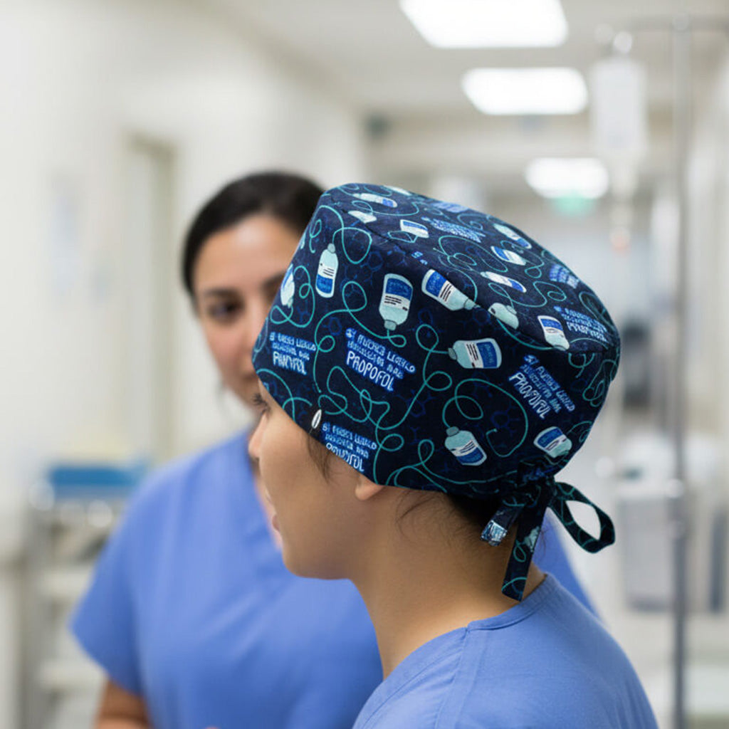 Anestesista con gorro quirúrgico Anestesia azul marino con diseño de propofol y medicamentos anestésicos - Robin Hat