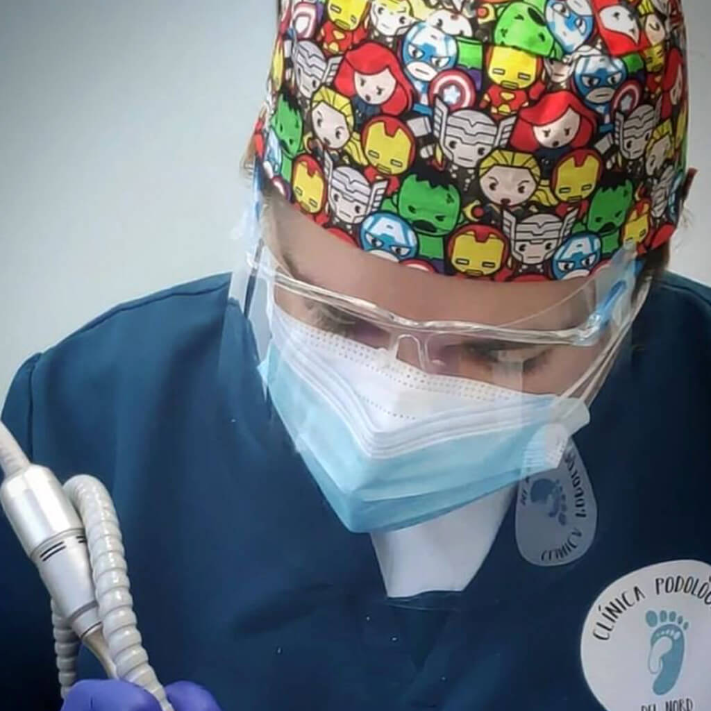 Podologo con gorro quirurgico Robin Hat modelo Avengers con personajes Marvel estilo kawaii sobre fondo multicolor, diseño de superheroes Iron Man Hulk Capitan America para profesionales sanitarios con pelo largo