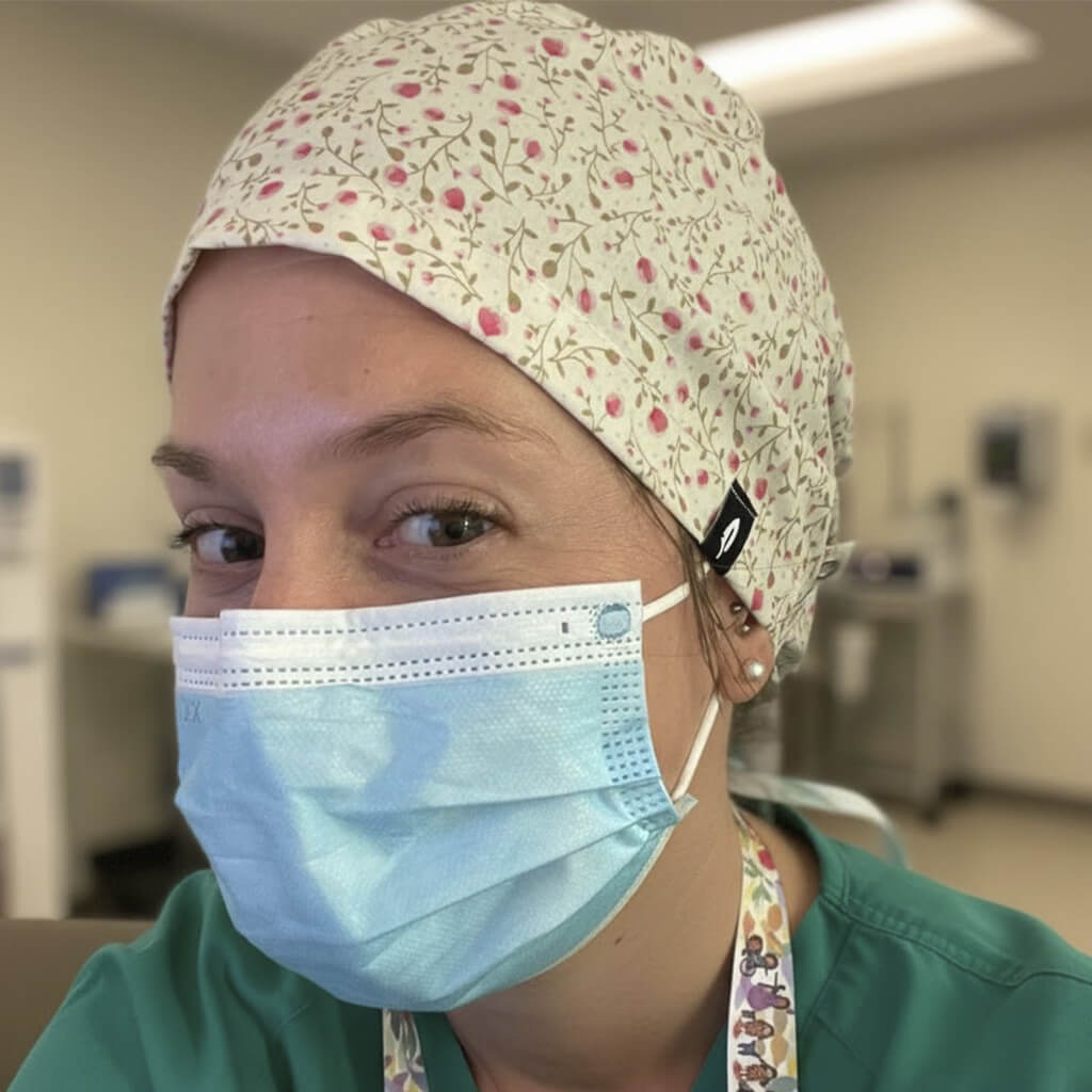 Gorro quirúrgico Carlota con flores vintage beige y sistema Click and Mask para sujeción de mascarilla - Robin Hat