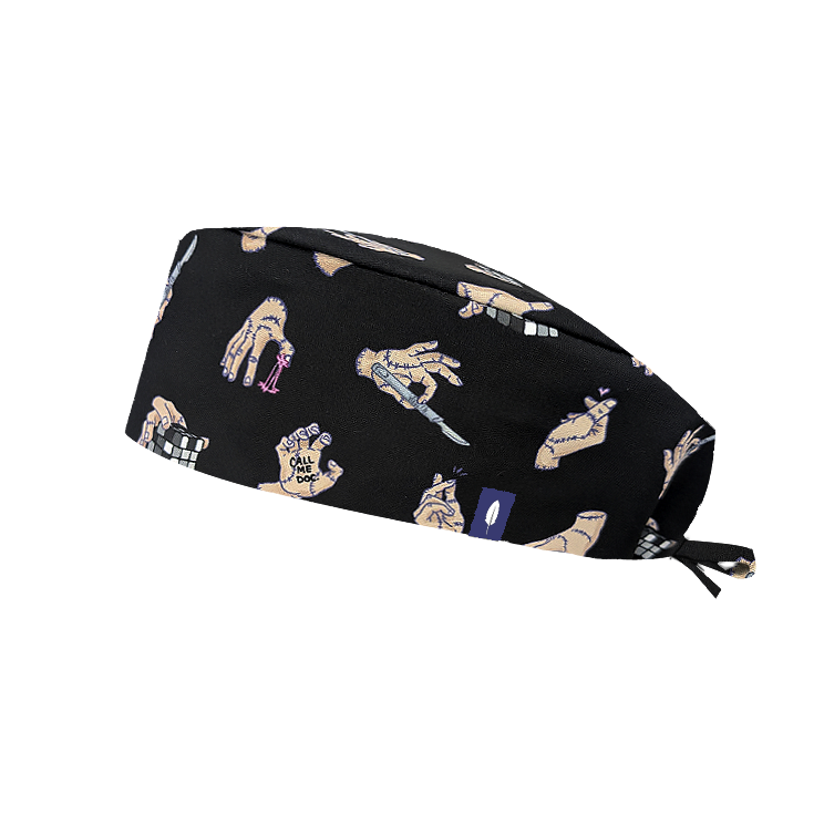 Gorro quirúrgico Robin Hat con estampado de mano Cosa de la Familia Addams sobre fondo negro, vista lateral del diseño transpirable con gestos divertidos para profesionales sanitarios que buscan comodidad y personalidad en el quirófano