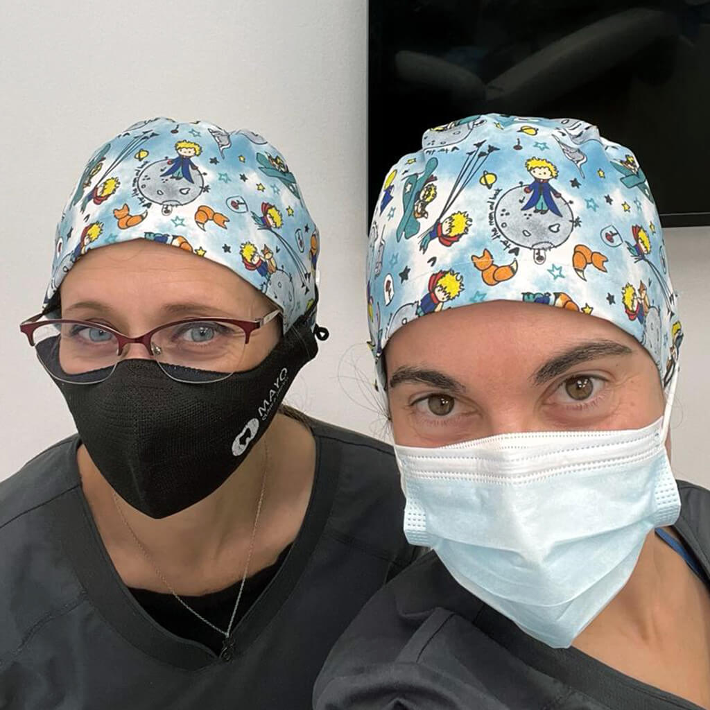 Dúo de profesionales sanitarias con gorros quirúrgicos El Principito de pelo largo - Diseño literario exclusivo Robin Hat