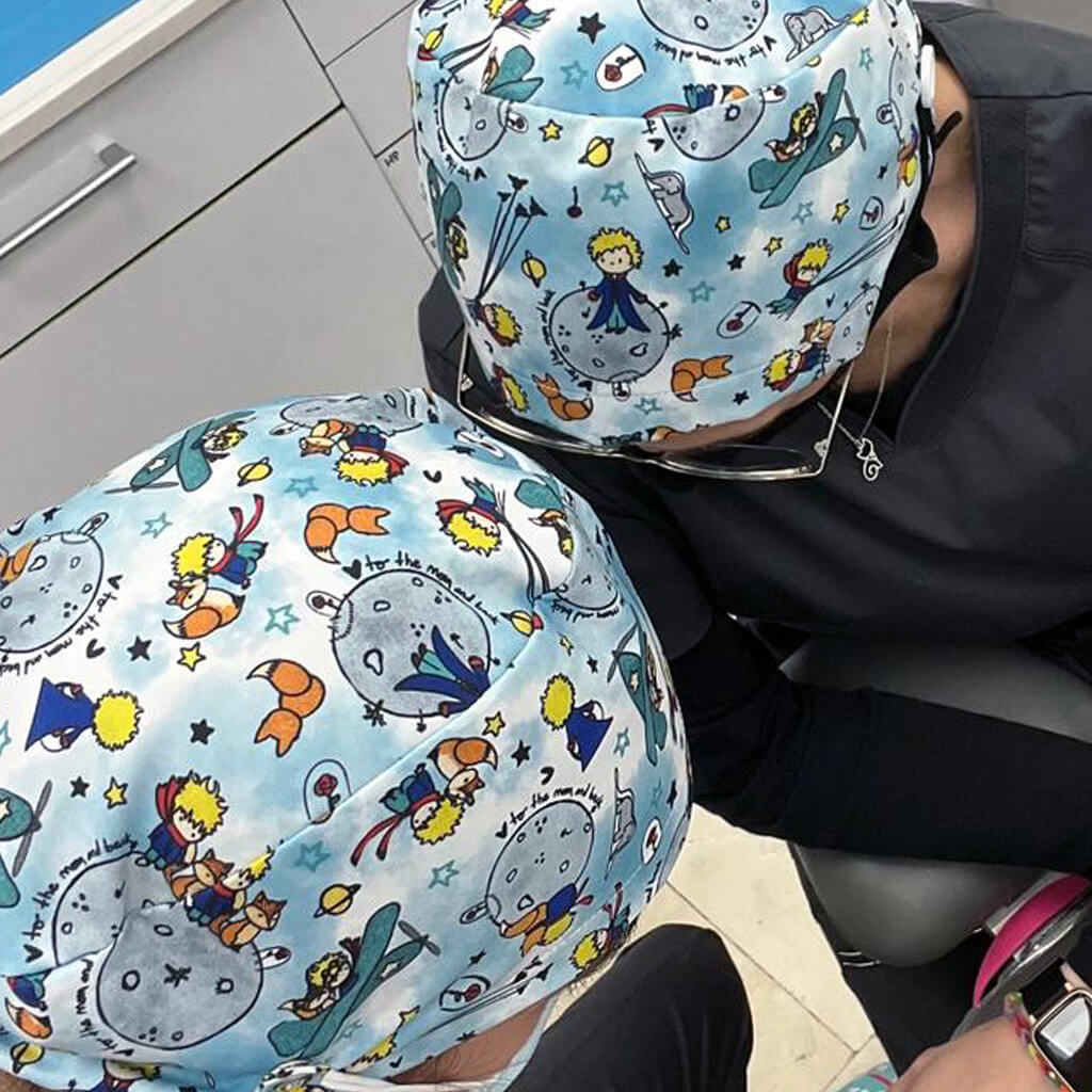 Vista detallada del gorro quirúrgico El Principito Robin Hat con estampado completo del personaje y planetas