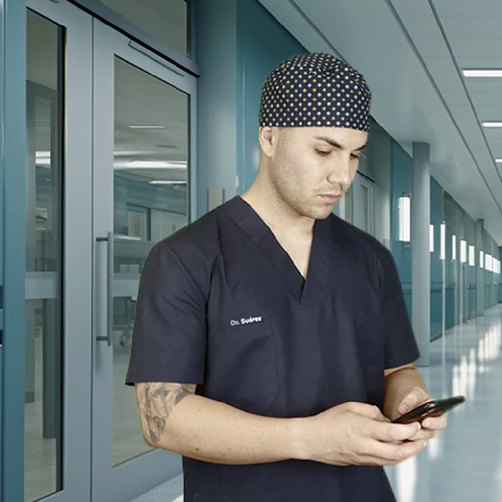 Gorro quirúrgico Nuoro de pelo corto azul marino con puntos geométricos para médicos y cirujanos - Robin Hat