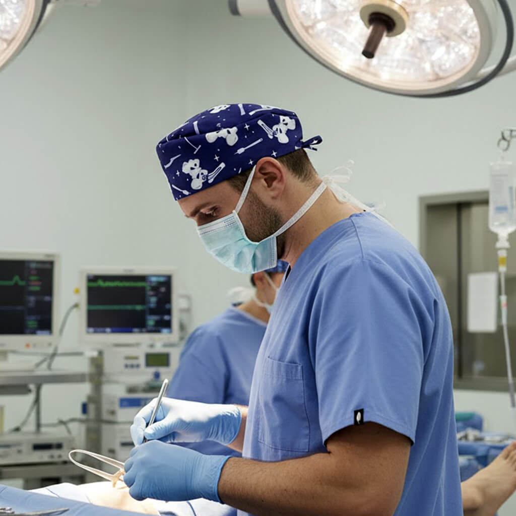 Cirujano con gorro quirúrgico Osteoblue azul marino con estampado de huesos para traumatología y ortopedia - Robin Hat