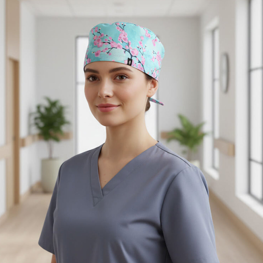 Enfermera con gorro quirúrgico Sakura turquesa con flores de cerezo rosas - Colección Primavera Robin Hat