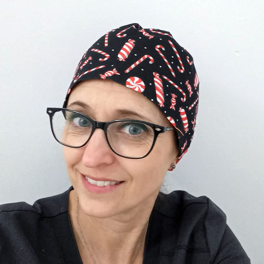 Gorro quirúrgico Sweet Xmas de Navidad con bastones de caramelo sobre fondo negro - Colección navideña Robin Hat