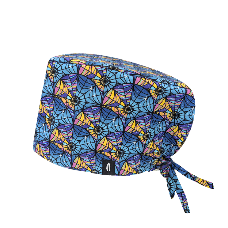 Gorro quirúrgico Robin Hat con estampado de vidriera Wednesday sobre fondo azul, diseño multicolor con patrones geométricos transpirable para profesionales sanitarios que buscan originalidad en el quirófano