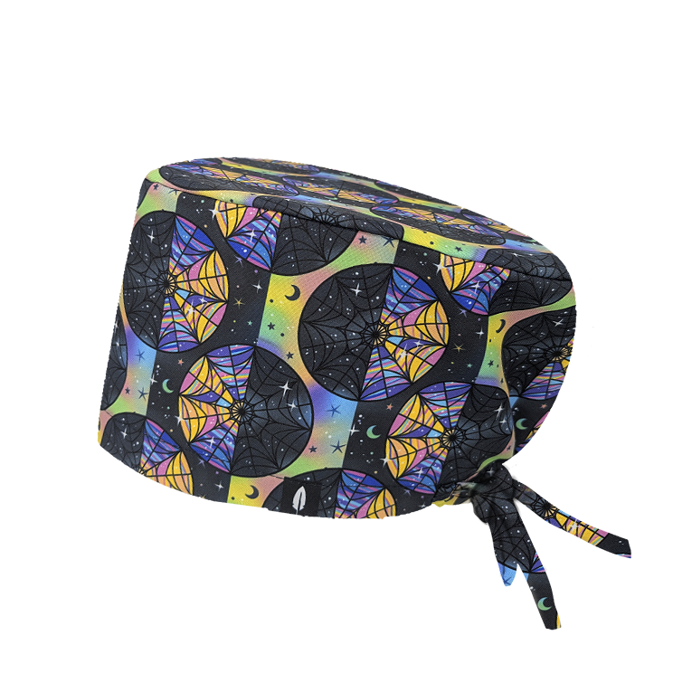 Gorro quirúrgico Robin Hat con estampado de vidriera Wednesday sobre fondo negro con elementos espaciales, diseño multicolor transpirable para médicos y enfermeros que desean personalidad única en su uniforme