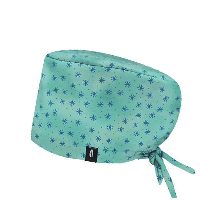 El gorro Iarna con estrellitas está confeccionado en poliéster ligero y resistente, ideal para el uso diario en quirófano