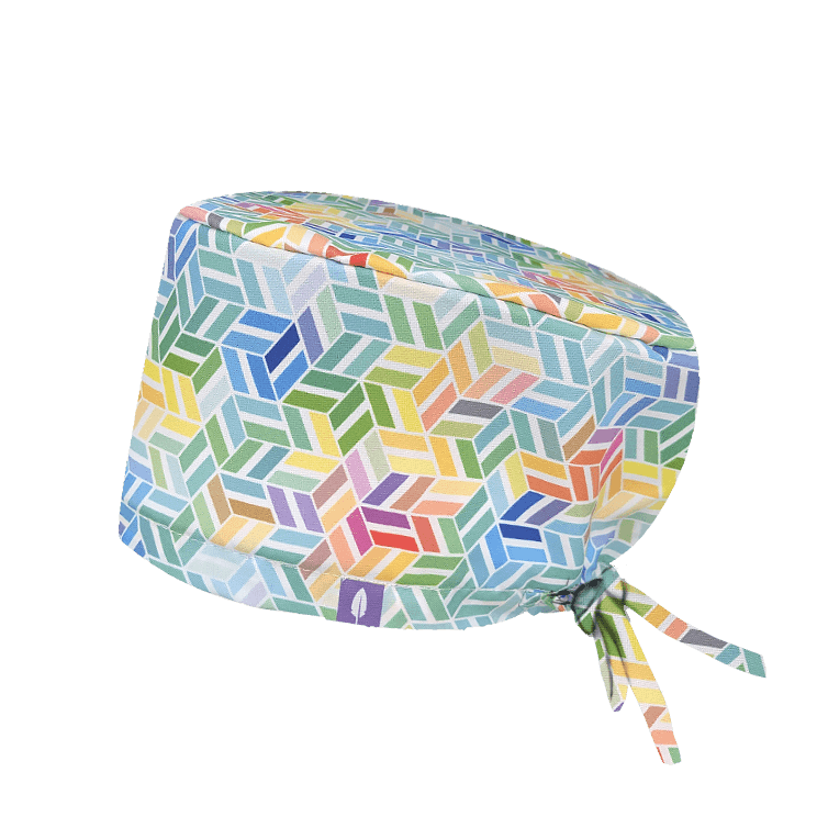 Gorro quirúrgico KALEIDOSCOPE con diseño caleidoscópico lleno de formas geométricas y colores vibrantes. Destaca con estilo