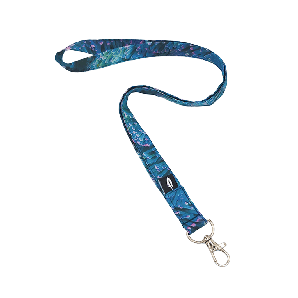 Lanyard Nemo Robin Hat con estampado de anémonas marinas en tonos azul y púrpura con mosquetón metálico