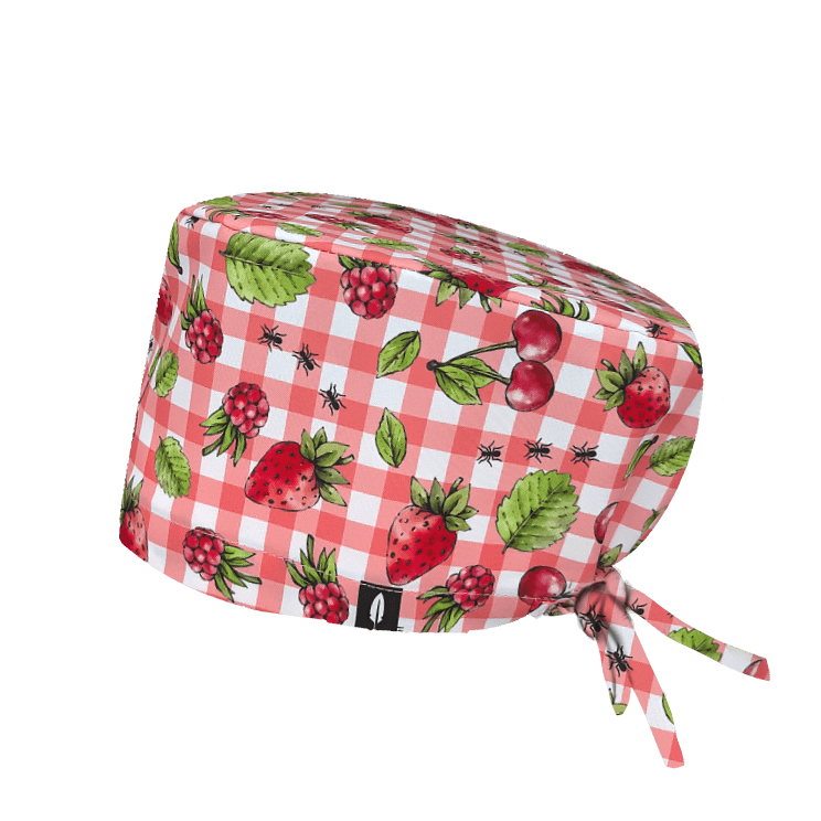 Gorro quirúrgico PICNIC con frutas rojas y cuadritos estilo mantel, ideal para el verano. Dale un toque divertido a tu uniforme