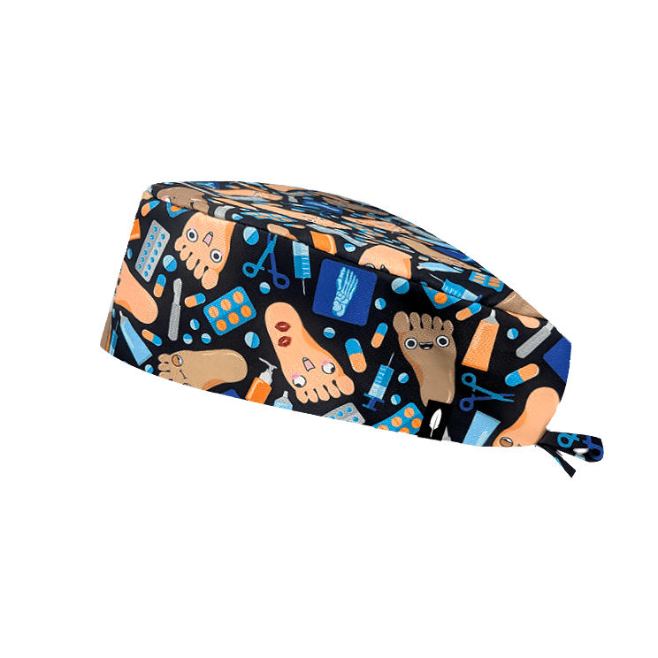 Gorro quirúrgico PODITOONS con pies caricaturizados y utensilios sobre fondo negro.