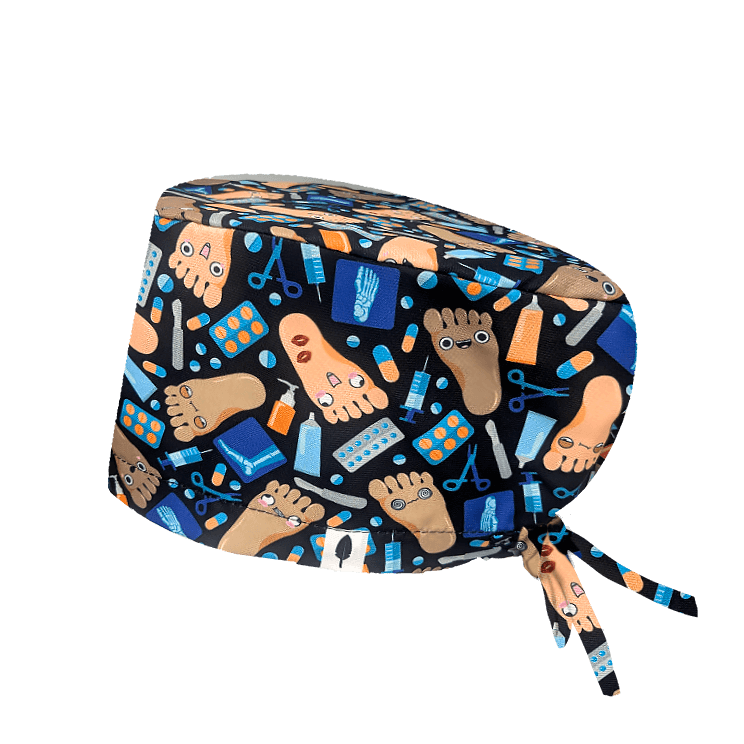 Gorro quirúrgico PODITOONS con pies caricaturizados y utensilios sobre fondo negro.
