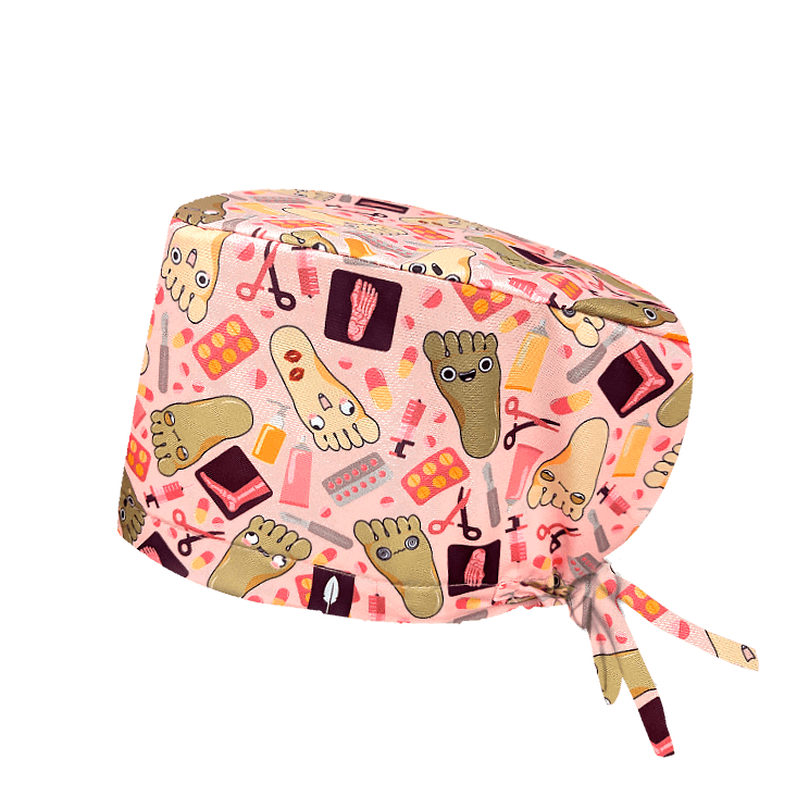 Gorro quirúrgico PODITOONS con pies caricaturizados y utensilios sobre fondo rosa.