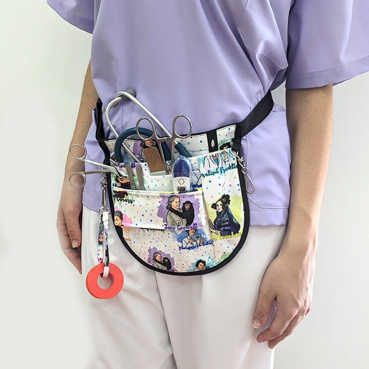 Riñonera sanitaria MUJERES DE LA HISTORIA utilizada por un profesional de la salud, destacando su practicidad y estilo único.