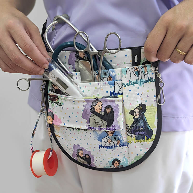 Riñonera sanitaria MUJERES DE LA HISTORIA de poliéster con diseño de mujeres icónicas, ideal para profesionales de la salud.