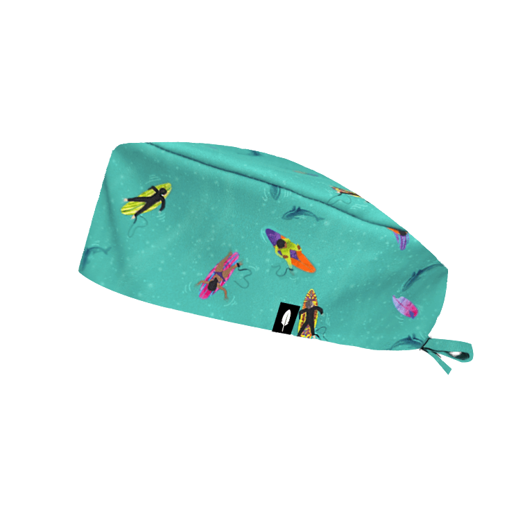 SHARK ATTACK es un gorro de quirófano para pelo corto de alta calidad, con imágenes inspiradas en tiburones y tablas de surf