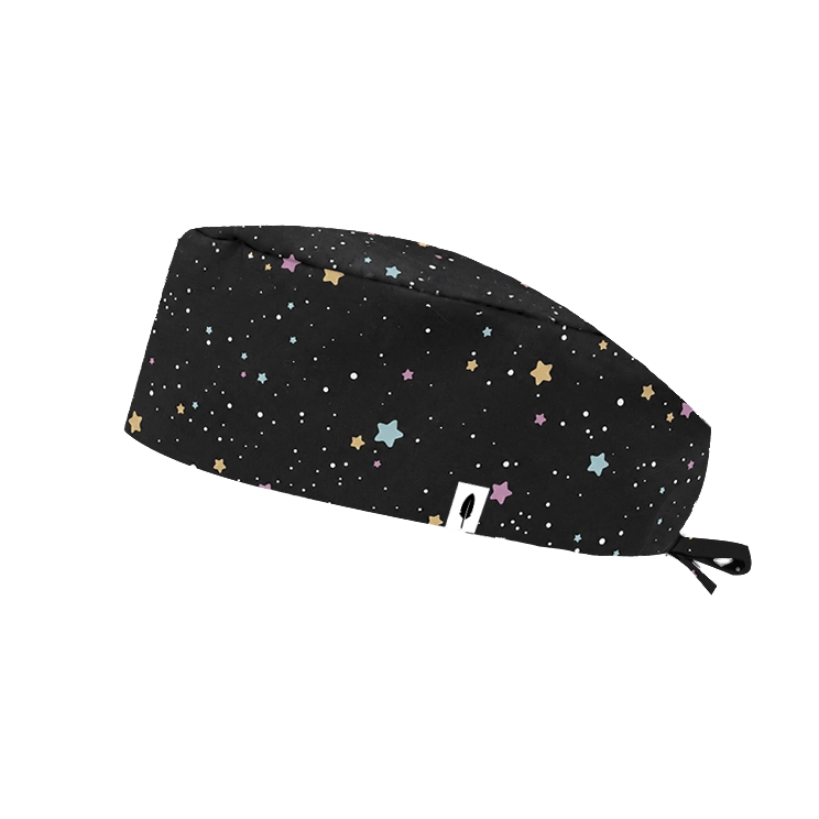Gorro quirúrgico pelo corto SWEET STARS de Robin Hat con estrellas de colores pastel sobre fondo negro, diseño dulce para sanitarios