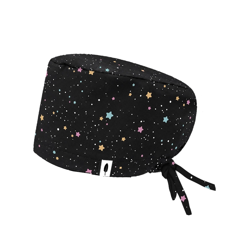 Gorro quirúrgico pelo largo SWEET STARS de Robin Hat con estrellas de colores pastel sobre fondo negro, diseño dulce para sanitarios