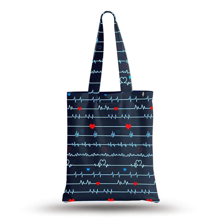 Tote Bag de Robin Hat con diseño de electrocardiograma en fondo azul, en un entorno de uso cotidiano.