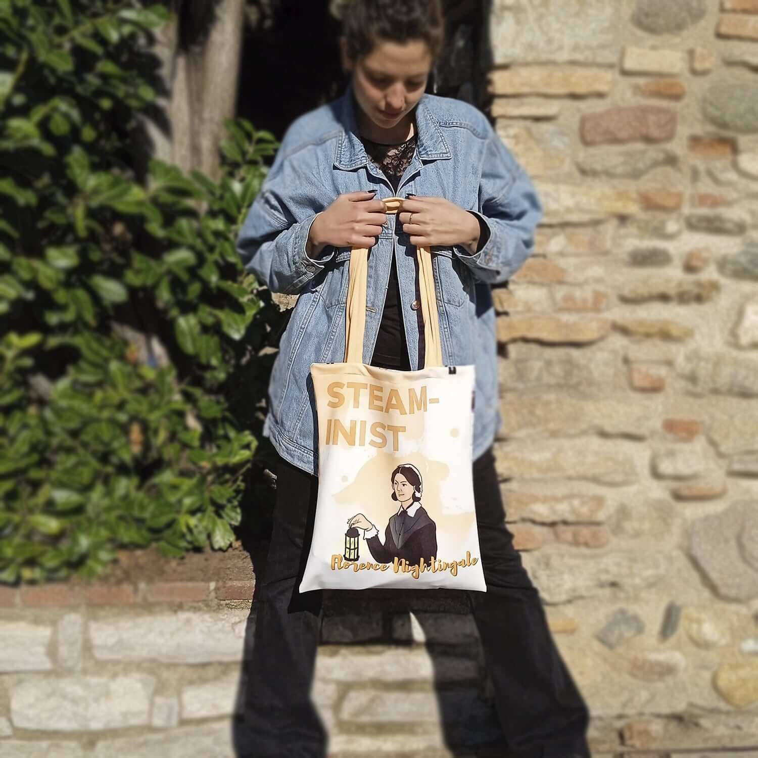 Tote Bag de Robin Hat con diseño de Florence Nightingale en fondo blanco, ideal para cualquier ocasión.