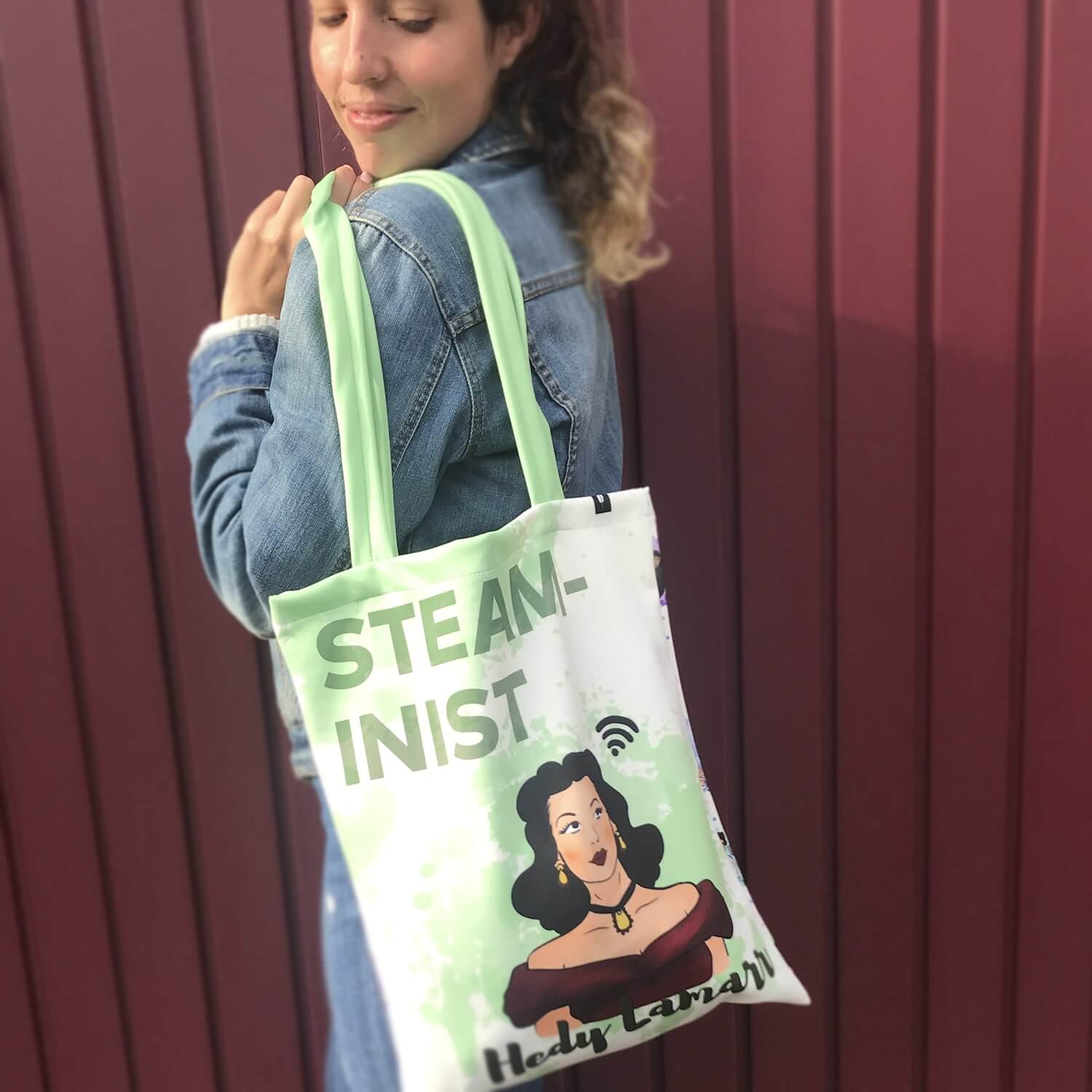 Tote Bag de Robin Hat con diseño de Hedy Lamarr en fondo blanco, con colores principales como verde y negro.