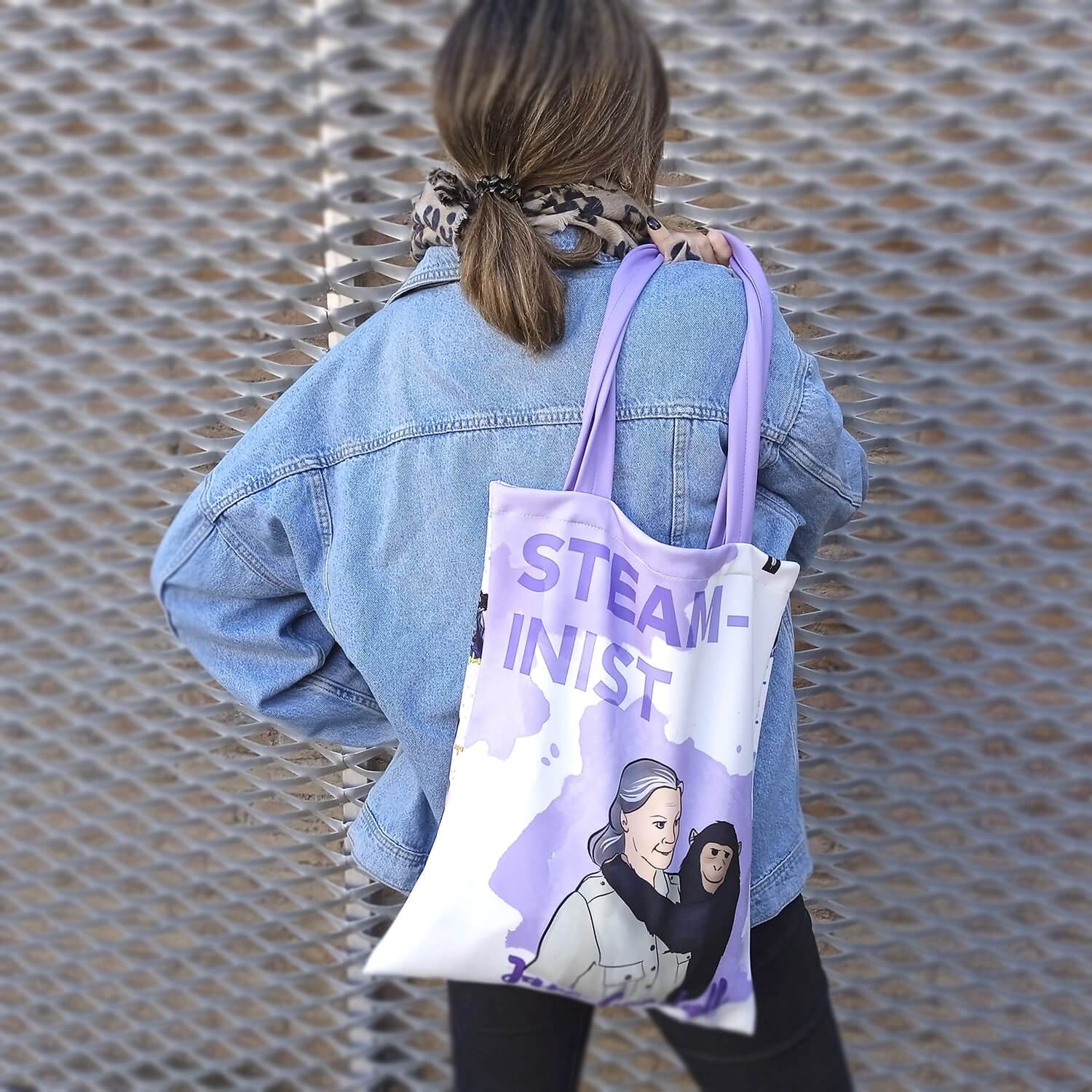 Tote Bag de Robin Hat con diseño de Jane Goodall en fondo blanco, con colores principales como morado y verde.