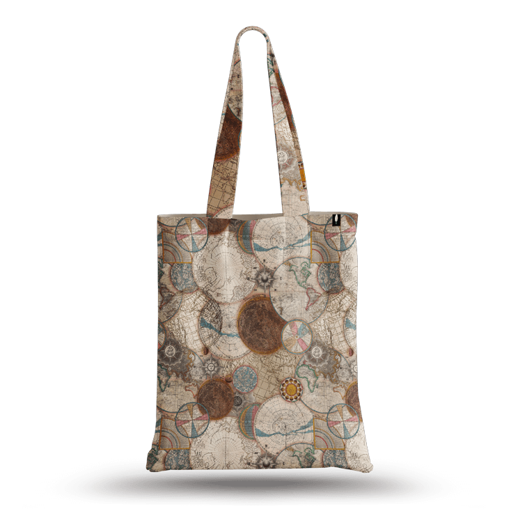 Tote Bag de Robin Hat con diseño de mapas antiguos en fondo beige, con detalles en tonos tierra.