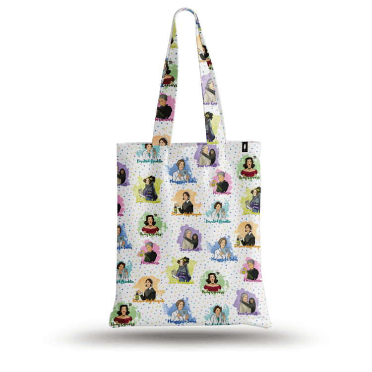 Tote Bag de Robin Hat con diseño de mujeres históricas en fondo blanco, con colores principales como azul, verde, y rosa. Resistente al agua y anti-manchas.