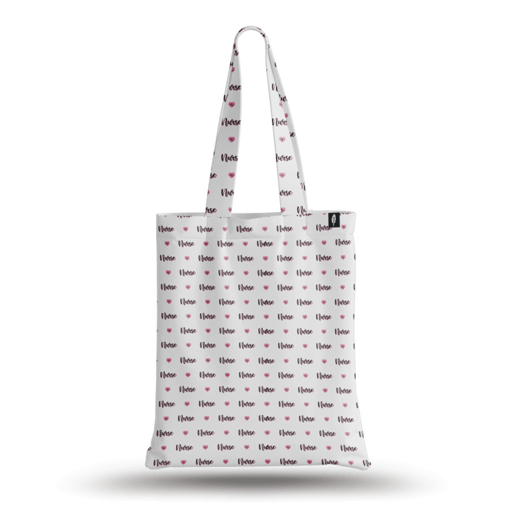 Tote Bag de Robin Hat con diseño de enfermería en fondo blanco, en un entorno de uso cotidiano.